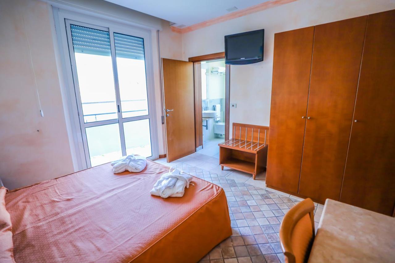 Hotel Rosalba - Valentini Family Village Беллария-Иджеа-Марина Экстерьер фото