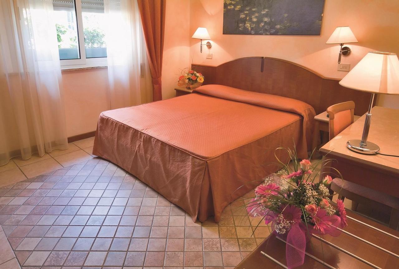 Hotel Rosalba - Valentini Family Village Беллария-Иджеа-Марина Экстерьер фото