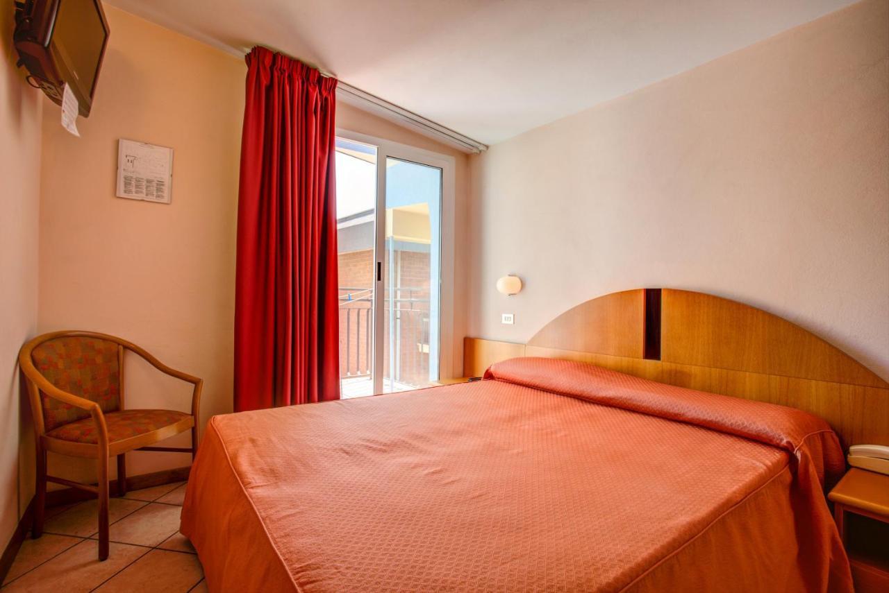 Hotel Rosalba - Valentini Family Village Беллария-Иджеа-Марина Экстерьер фото