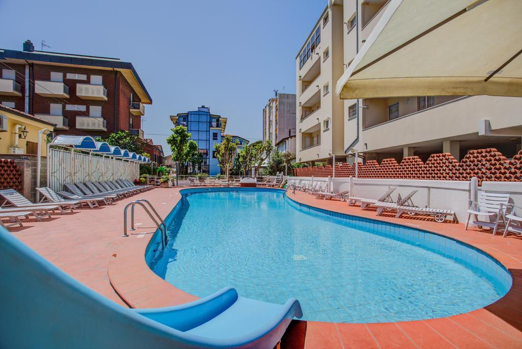 Hotel Rosalba - Valentini Family Village Беллария-Иджеа-Марина Экстерьер фото