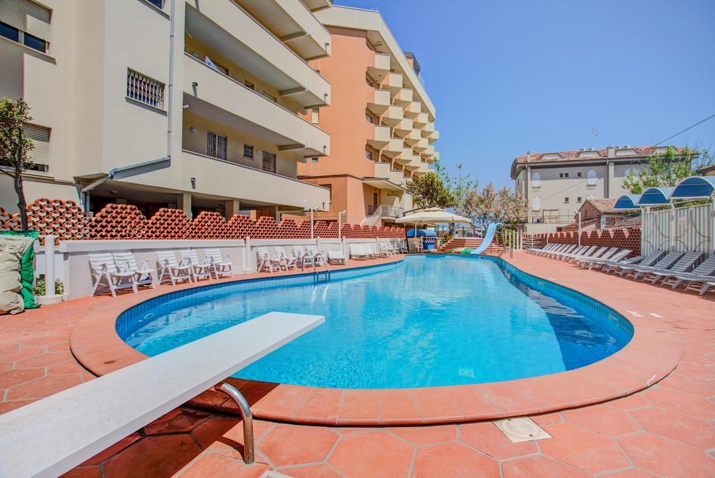 Hotel Rosalba - Valentini Family Village Беллария-Иджеа-Марина Экстерьер фото