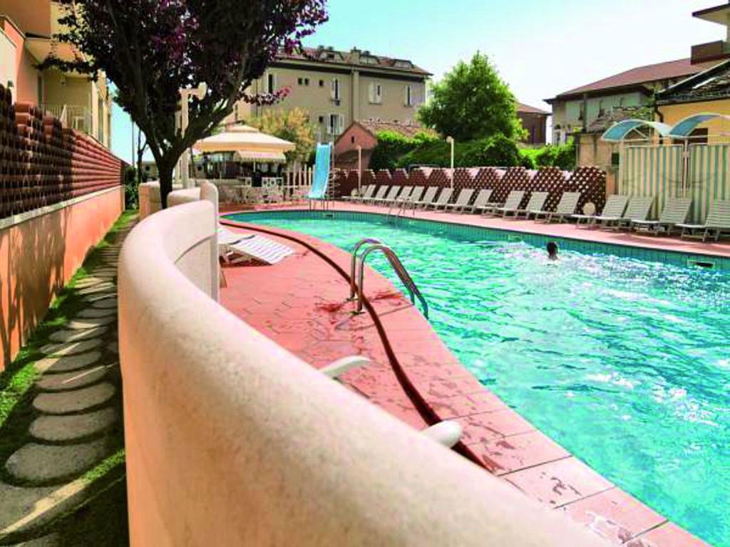 Hotel Rosalba - Valentini Family Village Беллария-Иджеа-Марина Экстерьер фото